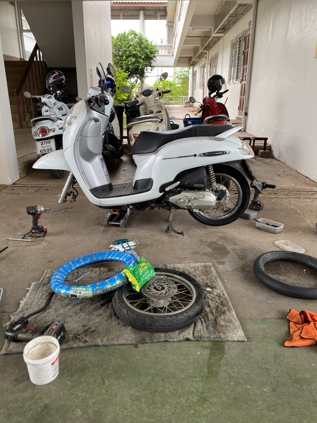 บริการปะยางนอกสถานที่ 24 ชั่วโมง ยางรั่ว ยางแตก เปลี่ยนยาง เปลี่ยนแบตเตอรี่ จั๊มแบต ซ่อมรถฉุกเฉิน ถ่ายน้ำมันเครื่อง ทีมช่างถึงที่ไว ราคาเป็นธรรม โทรเล [..]