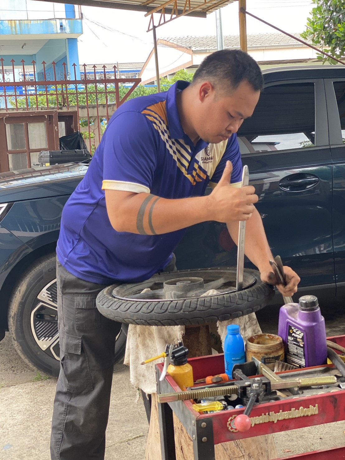 51 - https://ปะยางกําแพงเพชร24ชั่วโมง.com | บริการปะยางนอกสถานที่ 24 ชั่วโมง ยางรั่ว ยางแตก เปลี่ยนยาง เปลี่ยนแบตเตอรี่ จั๊มแบต ซ่อมรถฉุกเฉิน ถ่ายน้ำมันเครื่อง ทีมช่างถึงที่ไว ราคาเป็นธรรม โทรเลย