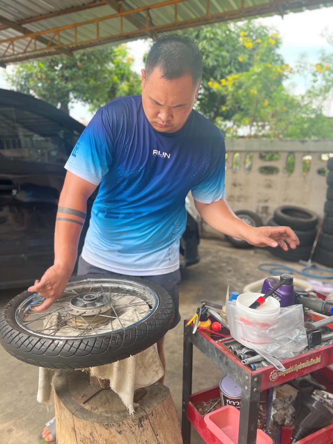 56 - https://ปะยางกําแพงเพชร24ชั่วโมง.com | บริการปะยางนอกสถานที่ 24 ชั่วโมง ยางรั่ว ยางแตก เปลี่ยนยาง เปลี่ยนแบตเตอรี่ จั๊มแบต ซ่อมรถฉุกเฉิน ถ่ายน้ำมันเครื่อง ทีมช่างถึงที่ไว ราคาเป็นธรรม โทรเลย